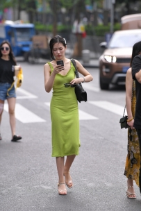 【精选街拍】Vol.2604 果绿色长裙 [21P-175MB]